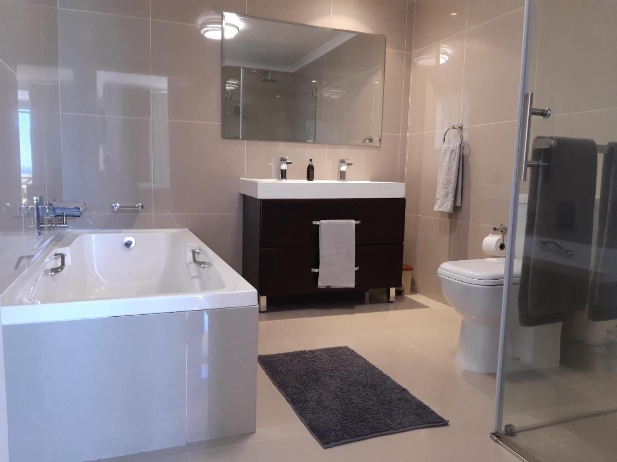 2Whitewaters Bloubergstrand Homestay Esterno foto